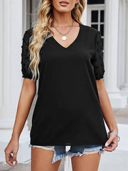 Camiseta de manga corta con encaje y cuello en V de color liso