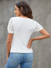 Camiseta de manga corta con cuello redondo, ribete de canalé y encaje de color liso