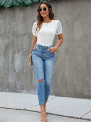 Camiseta de manga corta con cuello redondo, ribete de canalé y encaje de color liso