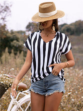 Camiseta de manga corta con cuello en V a rayas