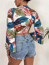 Bedruckte Langarmbluse mit V-Ausschnitt und Schnürung