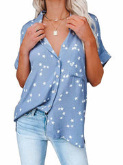 Camisa de manga corta con cuello en V y botones con estampado de estrellas