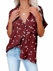 Camisa de manga corta con cuello en V y botones con estampado de estrellas