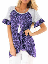 Camiseta de manga corta acampanada con estampado de leopardo y cuello redondo