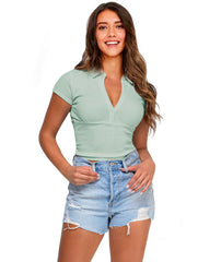 Camiseta de manga corta versátil con cuello tipo polo y solapa de color liso