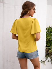 Top holgado de color liso con escote en V, pestañas cosidas, ribete de encaje y mangas con volantes