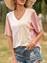 Camiseta holgada de manga corta con cuello en V y paneles en contraste