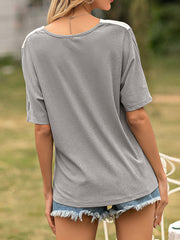 Camiseta holgada de manga corta con cuello en V y paneles en contraste