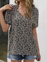 Camisa de manga corta con cuello en V y estampado de agárico