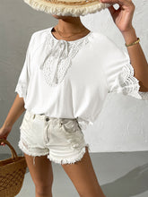 Blusa holgada de manga corta con cuello redondo y costuras de encaje de estilo étnico europeo y americano de verano