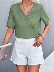 Camiseta con cuello en V y botones con abertura inclinada