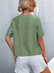 Camiseta con cuello en V y botones con abertura inclinada