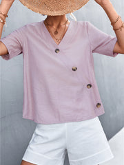 Camiseta con cuello en V y botones con abertura inclinada