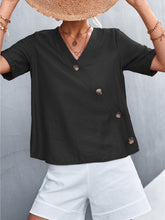 Camiseta con cuello en V y botones con abertura inclinada