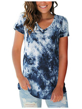 Camiseta urbana informal holgada con cuello en V y estampado tie-dye para mujer
