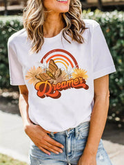Camiseta informal de manga corta con cuello redondo y estampado de mariposas blancas y arcoíris