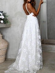 Langes, offenes Spitzenkleid mit V-Ausschnitt