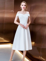 Abendkleid aus Satin mit V-Ausschnitt