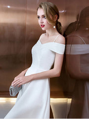 Abendkleid aus Satin mit V-Ausschnitt