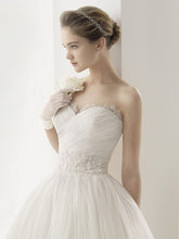 Vestido abullonado con bustier de encaje