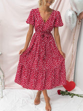 Vestido con estampado de lunares y cuello en V