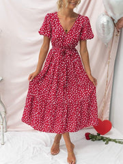 Vestido con estampado de lunares y cuello en V