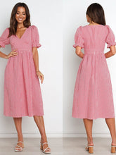 Vestido a cuadros con volantes y cuello en V