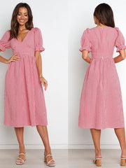 Kariertes Kleid mit V-Ausschnitt und Rüschen