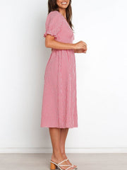 Kariertes Kleid mit V-Ausschnitt und Rüschen