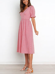 Kariertes Kleid mit V-Ausschnitt und Rüschen