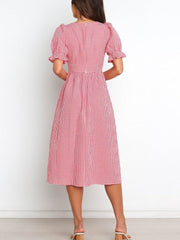 Kariertes Kleid mit V-Ausschnitt und Rüschen