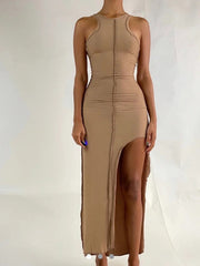 Vestido sencillo sin mangas con abertura