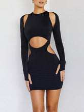 Schmales Kleid mit Aussparungen