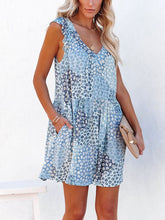 Rückenfreies, ärmelloses, lockeres Kleid mit V-Ausschnitt