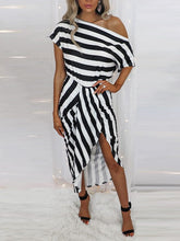 Gestreiftes, schulterfreies Slim-Fit-Kleid