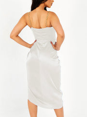 Vestido con cadena metálica dividida y espalda descubierta