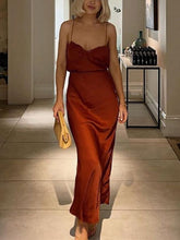 Vestido con tirantes en la cintura y espalda descubierta