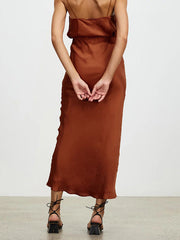 Vestido con tirantes en la cintura y espalda descubierta