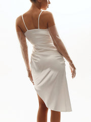 Vestido con escote en V y tirantes en la espalda