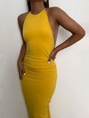 Schmal geschnittenes, rückenfreies Rüschenkleid mit Schnürung