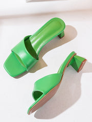 Una palabra con sandalias de tacón grueso