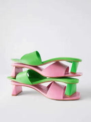 Una palabra con sandalias de tacón grueso