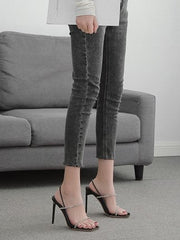 Luxuriöse Sandalen mit schmalem Riemen und quadratischer Zehenpartie und Strasssteinen im Stiletto-Stil