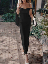 Elegantes Abendkleid mit überschnittenen Schultern und Perlen