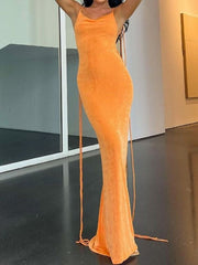 Schmales Kleid mit Schnürung