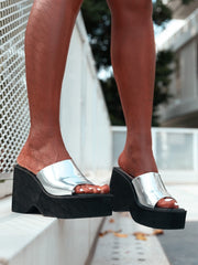 Sandalias de plataforma con cuña y tacón alto en dorado y plateado