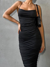 Rückenfreies, schmales Plisseekleid