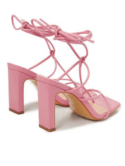 Sandalias romanas elegantes con tacón grueso y tiras cruzadas con clip