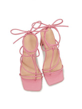 Stilvolle Römersandalen mit klobigem Absatz und überkreuzten Riemen zum Anklipsen