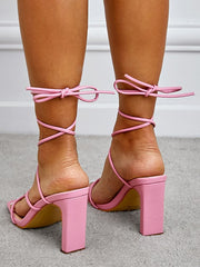 Sandalias romanas elegantes con tacón grueso y tiras cruzadas con clip